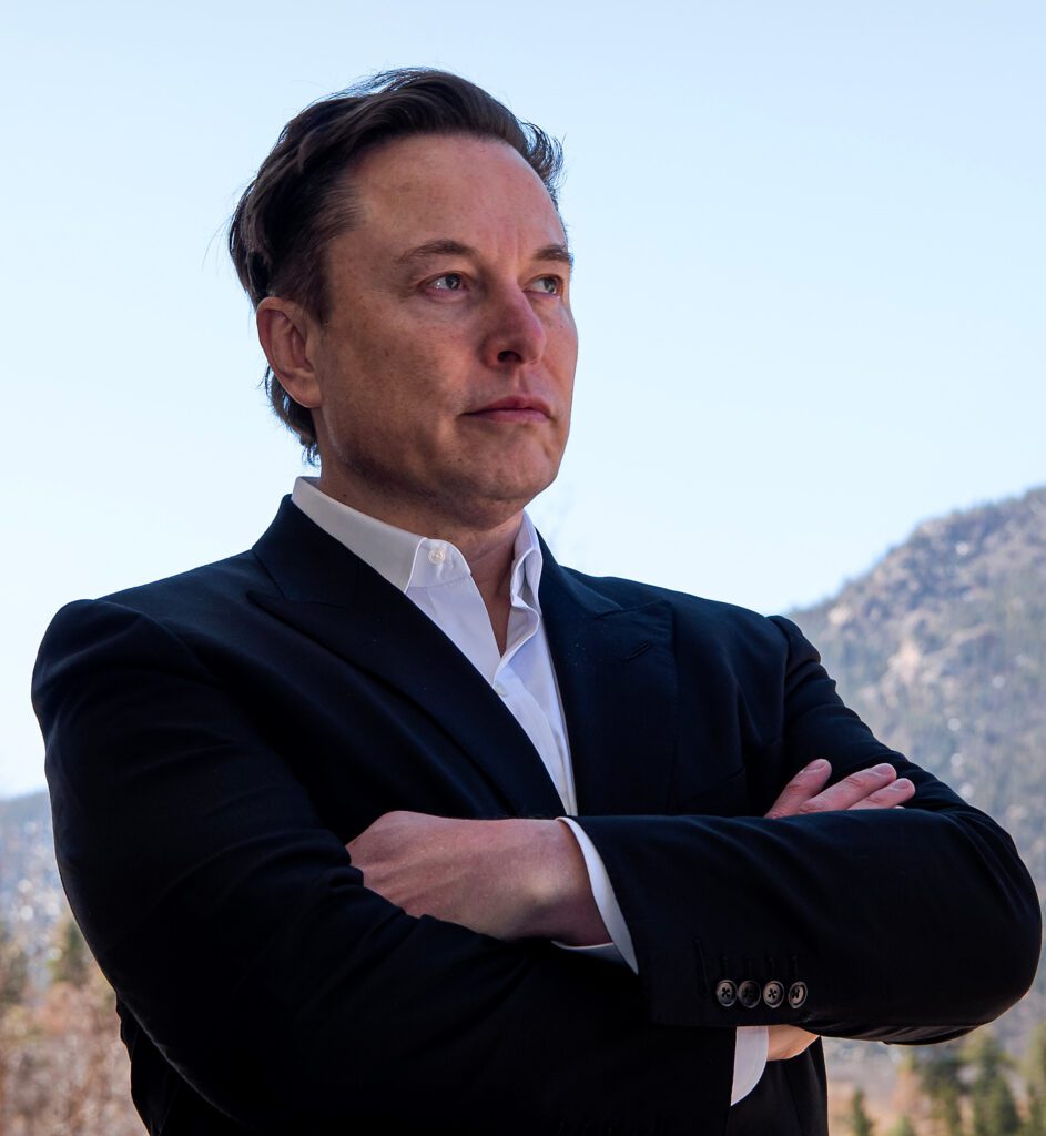 Elon Musk em 2022 durante evento oficial, homem mais rico do mundo e fundador da Tesla e SpaceX